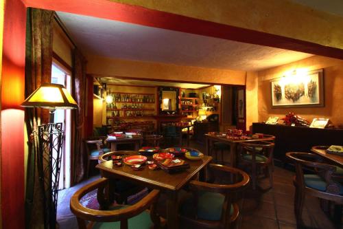 a dining room with tables and chairs in a restaurant at Hotel Amanhavis in Benahavís