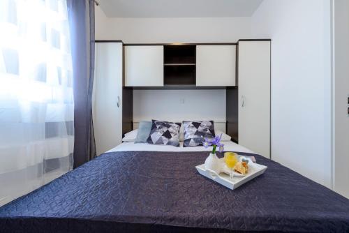 Posteľ alebo postele v izbe v ubytovaní Lorelai Apartments