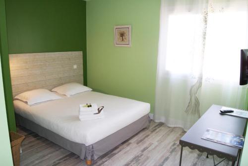 Ένα ή περισσότερα κρεβάτια σε δωμάτιο στο Hôtel Les Calanques