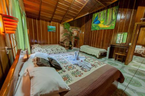 Uma cama ou camas num quarto em Cabañas Valle Campanas - Monteverde, Costa Rica