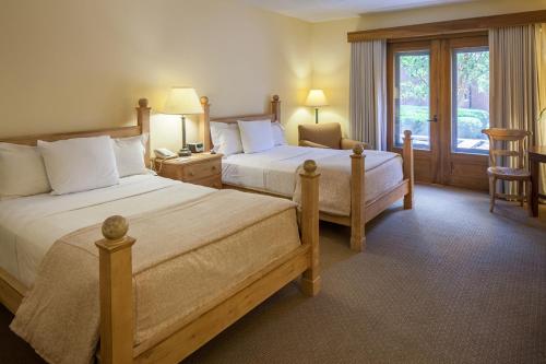 um quarto de hotel com duas camas e uma janela em New Harmony Inn Resort and Conference Center em New Harmony