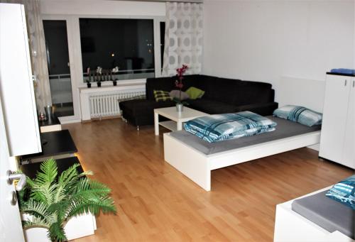 Apartment Köln Weiden في كولونيا: غرفة معيشة مع أريكة وطاولة