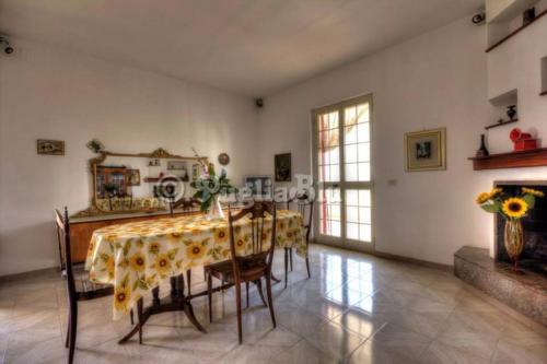 uma sala de jantar com mesa e cadeiras em Villa Portalga al mare em Polignano a Mare