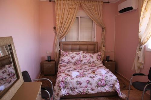 een slaapkamer met een bed en een raam bij Appart'hotel Dior Lamane in Azilal