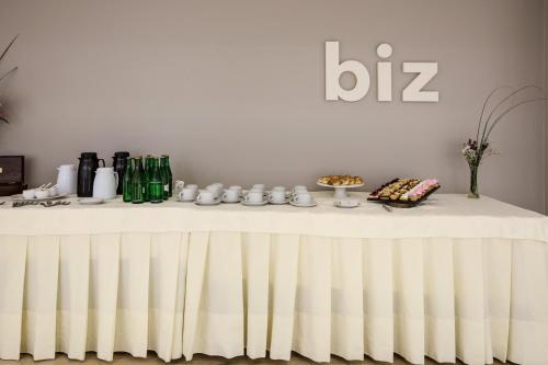 a table with a white table cloth with bottles on it at Brizo Neuquén in Neuquén