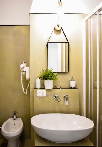 un bagno con una vasca bianca e un lavandino di Bibi e Romeo's Home a Roma