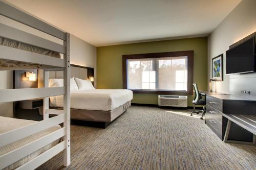 Holiday Inn Express & Suites Charleston NE Mt Pleasant US17, an IHG Hotel في تشارلستون: غرفة في الفندق مع سريرين بطابقين ومكتب