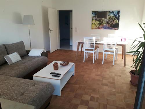 sala de estar con sofá y mesa en Charmant und stilvoll en Kaarst