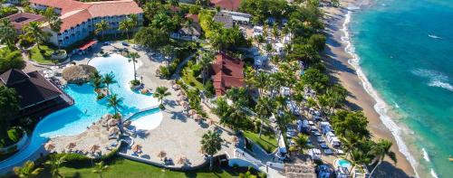 eine Luftansicht eines Resorts neben dem Strand in der Unterkunft Lifestyle Tropical Beach Resort & Spa All Inclusive in San Felipe de Puerto Plata