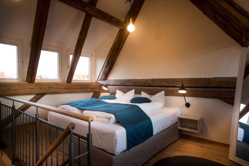 Baumgartners Dreiseithof - historisch, modern, zentralにあるベッド