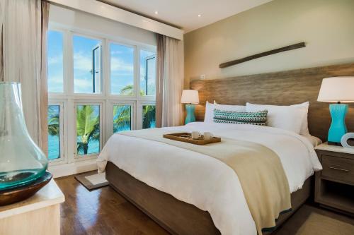 Ліжко або ліжка в номері Waves Hotel and Spa by Elegant Hotels - All-Inclusive