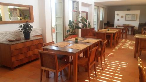 una fila de mesas y sillas en un restaurante en Hotel Alto Del Viento en Barichara