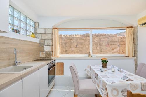 Lilly - Bright Apartment With Outdoor Space