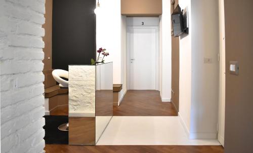salon z marmurowym blatem i korytarzem w obiekcie Bibi e Romeo's Home w Rzymie