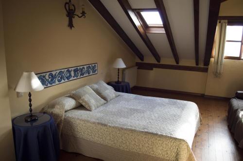 a bedroom with a bed and a couch at Apartamento Fuente De Somave in Cahecho