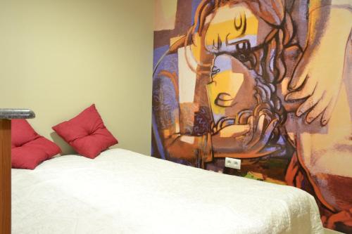 Un pat sau paturi într-o cameră la Hostal El Bugar