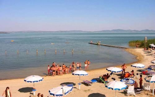 a group of people on a beach with umbrellas at Casa "Le tre Muse" in Deruta