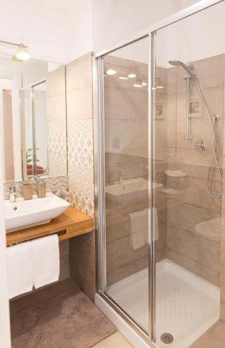 a bathroom with a shower and a sink at Zenzero e Limone in Siracusa