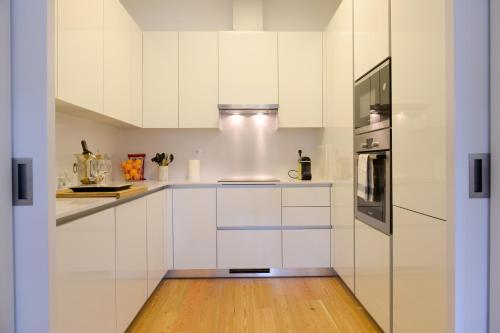 A kitchen or kitchenette at Gulbenkian Apartment