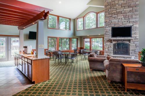 Howard Johnson by Wyndham Traverse Cityにあるテレビまたはエンターテインメントセンター