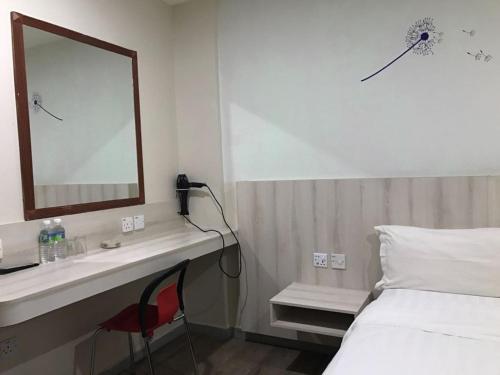 Postel nebo postele na pokoji v ubytování Tambun Inn Hotel