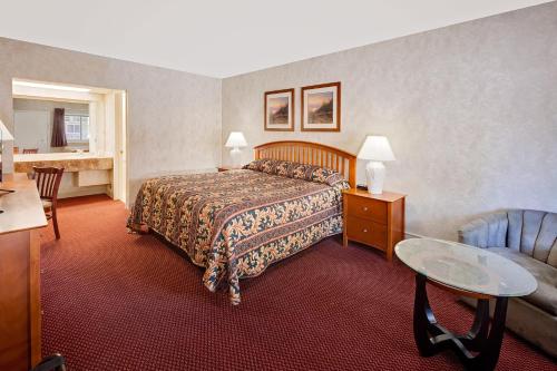 Een bed of bedden in een kamer bij Knights Inn Traverse City