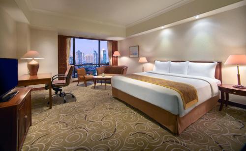 Tempat tidur dalam kamar di The Sultan Hotel & Residence Jakarta