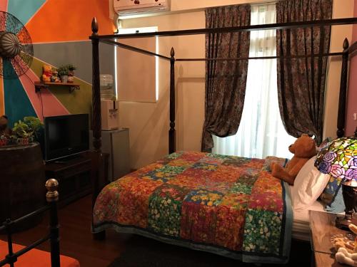 1 dormitorio con 1 cama y 1 osito de peluche en Hualien Paris Home B&B, en Hualien City