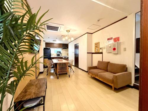 恵美鶴橋 7つの寝室 ベッドは9台の大きなお部屋バスルーム3台 快適なグループ旅行を楽しめます