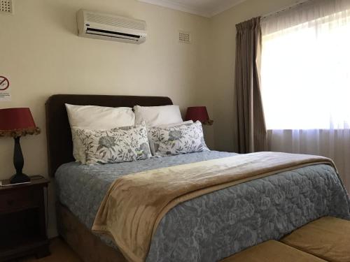 Postel nebo postele na pokoji v ubytování Edens Guest House