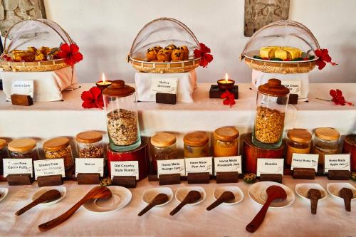 een vitrine met potjes met eten en specerijen, inclusief lepels bij Chen Sea Resort & Spa Phu Quoc in Phu Quoc