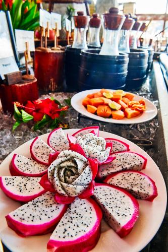 twee schotels groenten en fruit op een tafel bij Chen Sea Resort & Spa Phu Quoc in Phu Quoc