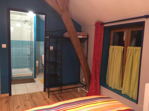 Zimmer mit einem Schlafzimmer mit Dusche und Spiegel in der Unterkunft Le Moulin de Razou in Brassy