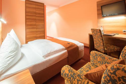 Postel nebo postele na pokoji v ubytování Hotel Isartor