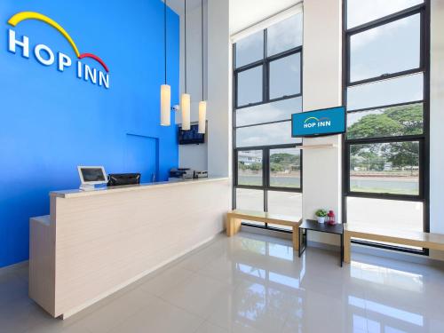 an office lobby with a hop inn sign on the wall at HOP INN Khon Kaen Srichan Road Building A in Khon Kaen