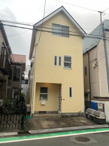 Shibuya Ward, 3 bedrooms, 15 minutes to Shinjuku Station by foot and subway 貸切一軒家9名様 新宿駅から4分の幡ヶ谷駅徒歩11分 渋谷駅直通バス停徒歩1分 ピアノと防音室有