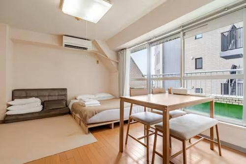 11 minutes to Shinjuku Station, 4-minute walk to the nearest station, Wi-Fi, Sleeps up to 4 people