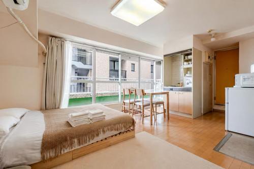 11 minutes to Shinjuku Station, 4-minute walk to the nearest station, Wi-Fi, Sleeps up to 4 people
