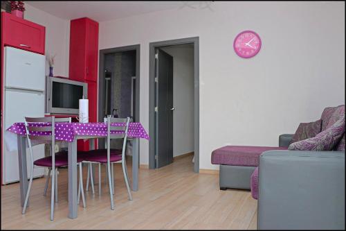 コニル・デ・ラ・フロンテーラにあるApartamento cerca Playa Batelesのリビングルーム(紫色の椅子とテーブル付)