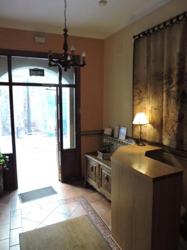 eine Lobby mit einem Schreibtisch und einer großen Glastür in der Unterkunft Hostal Villa de Navarrete in Navarrete