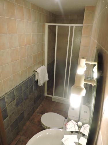 Ένα μπάνιο στο Hostal Villa de Navarrete