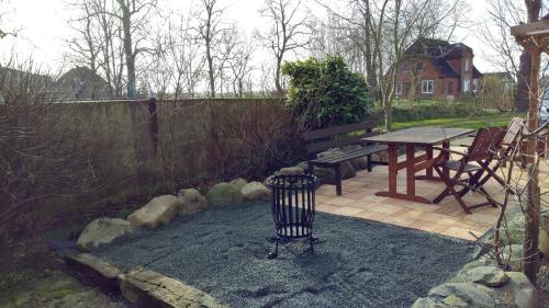 a patio with a table and chairs and a fence at Fewo Bendig in Neuendorf-Sachsenbande