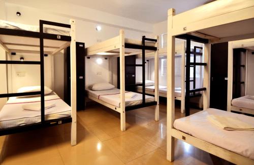 Tempat tidur susun dalam kamar di Clock Inn Dehiwala