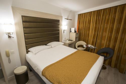 
A bed or beds in a room at BEST WESTERN PLUS CANNES RIVIERA & SPA
