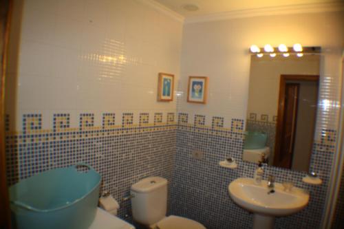 プンタ・ムヘーレスにあるApartamento Las Salinasのバスルーム(トイレ、洗面台、鏡付)