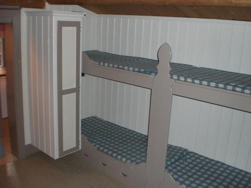 Двухъярусная кровать или двухъярусные кровати в номере Vekve Hyttetun