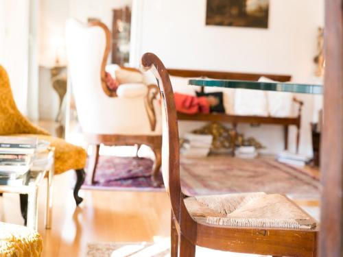 a living room with two chairs and a table at Casa Malena in Ascoli Piceno