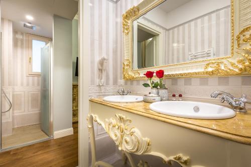 Baño con 2 lavabos y espejo en Relais Twelve B&B en Florencia
