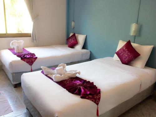 Giường trong phòng chung tại Hua Hin Star Hotel