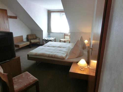 Postel nebo postele na pokoji v ubytování Hotel Hinz